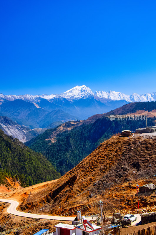 去往云南迪庆香格里拉路上乡村山地田园风光