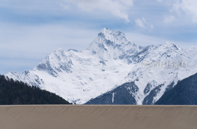 西藏林芝丹娘佛掌沙丘和雪山