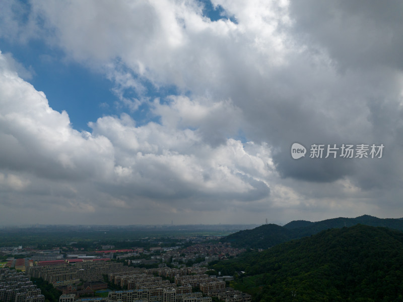 暴雨来临前的杭州城市风光