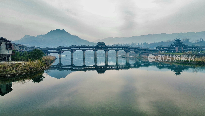 航拍山水背景下的的古廊桥全景