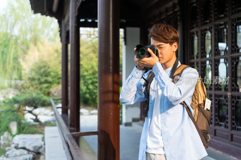 年轻男子旅游