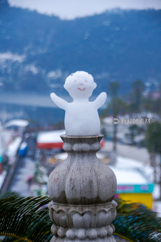 冬日雪景中的小雪人