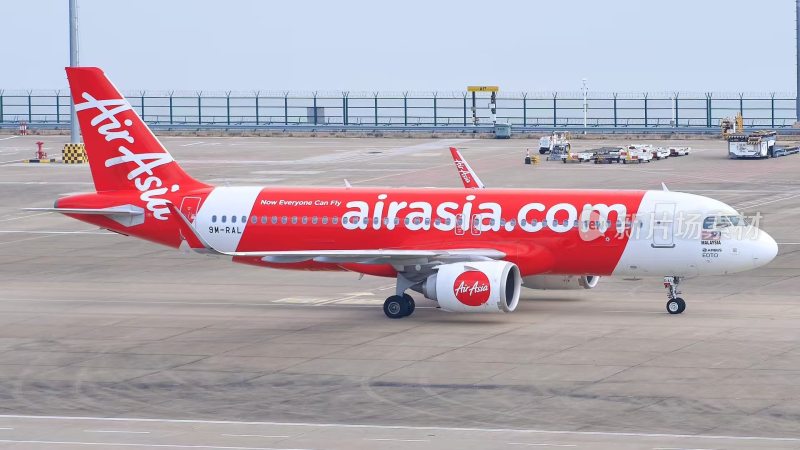 亚洲航空飞机停在机场地面的场景