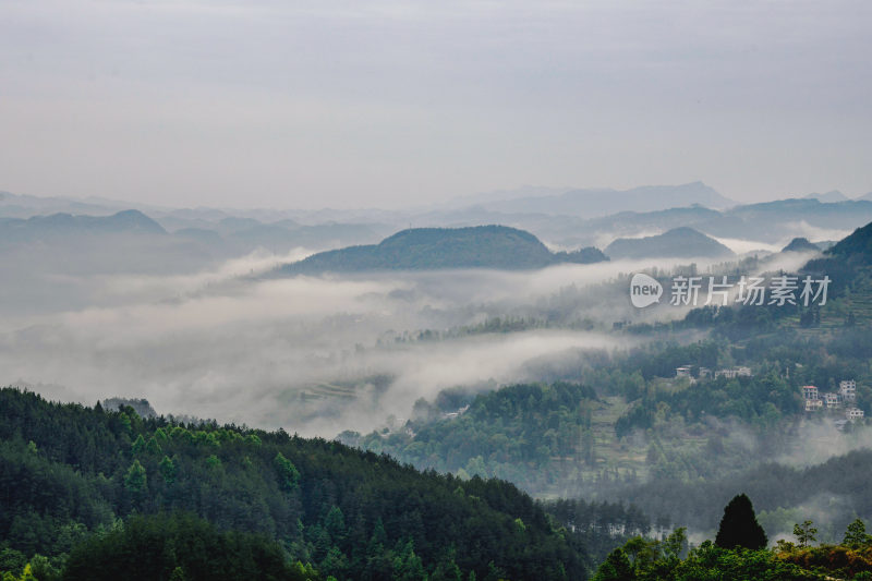 重庆酉阳：雾霾天气青山绿