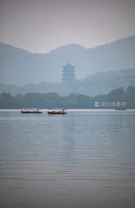 雾色中的西湖山水雷峰塔景观