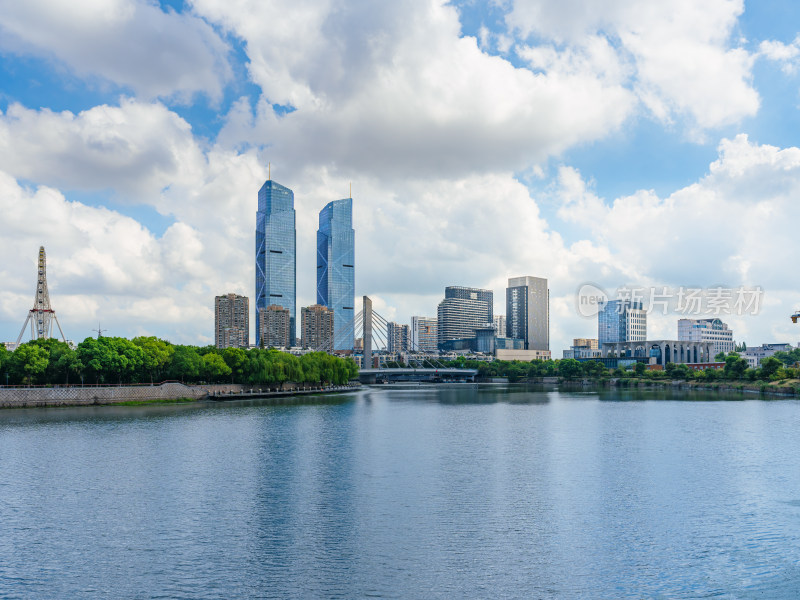 湖州龙溪大桥城市天际线天空云朵倒影背景