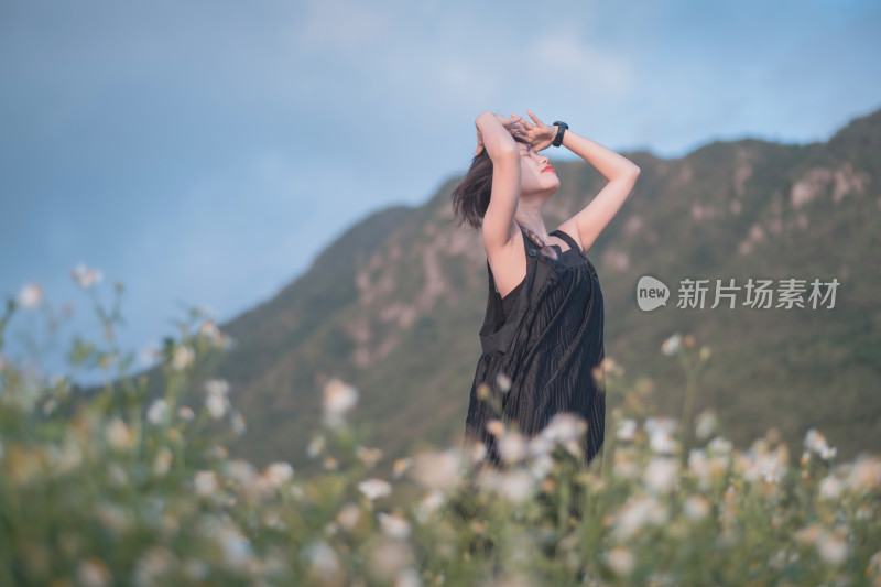 站在花草丛中的美丽女人肖像