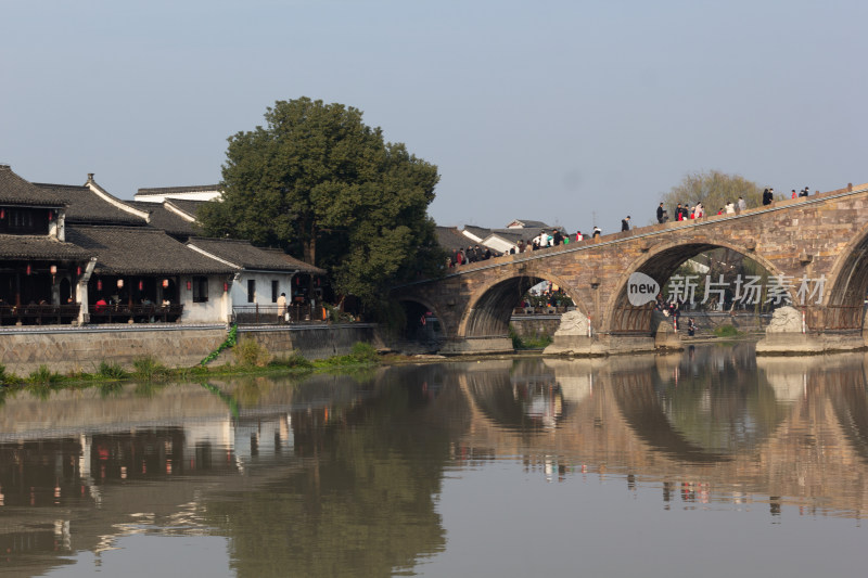 塘栖古镇古桥横跨水面，岸边传统建筑林立