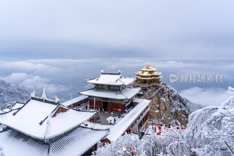 河南洛阳老君山景区金顶雪后游客