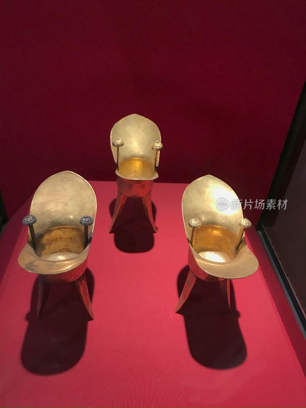 故宫文物三足金樽展示品