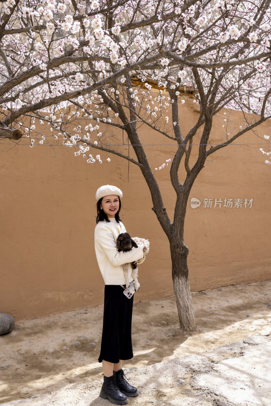 年轻女子在新疆杏花村旅行