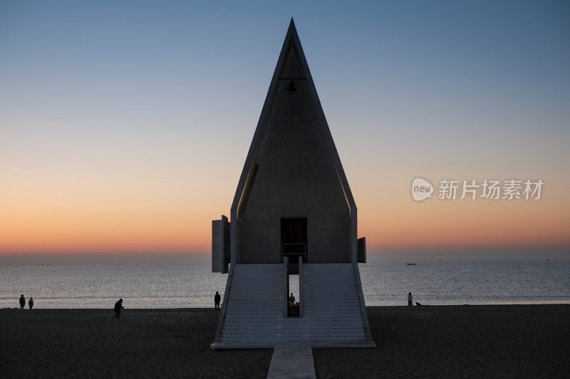 海边独特三角形建筑的黄昏景象