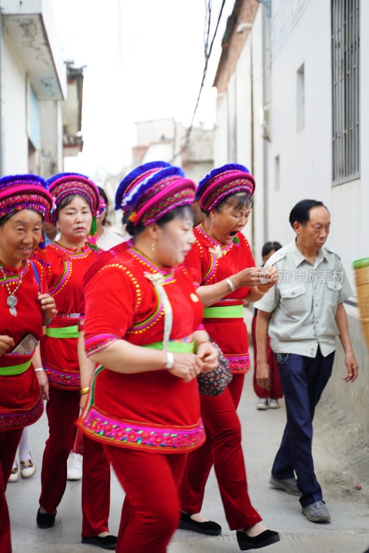 大理白族端午节身着民族服饰人们