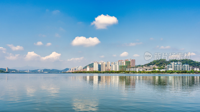 湖北黄石磁湖与磁湖路的建筑