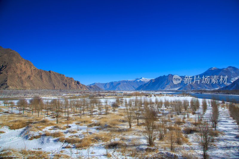 中国西藏冬季拉萨河雪景及拉萨河大桥