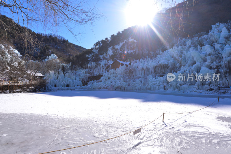 济南九如山冰瀑山间木屋冰雪景观