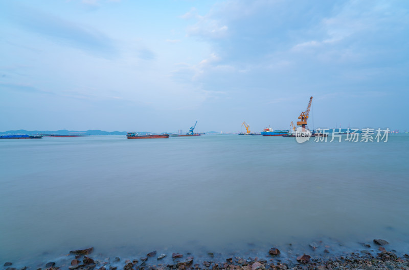 广州南沙海港码头货轮与海景海岛风光