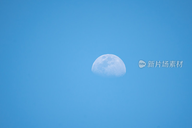 蓝天下的月亮特写镜头