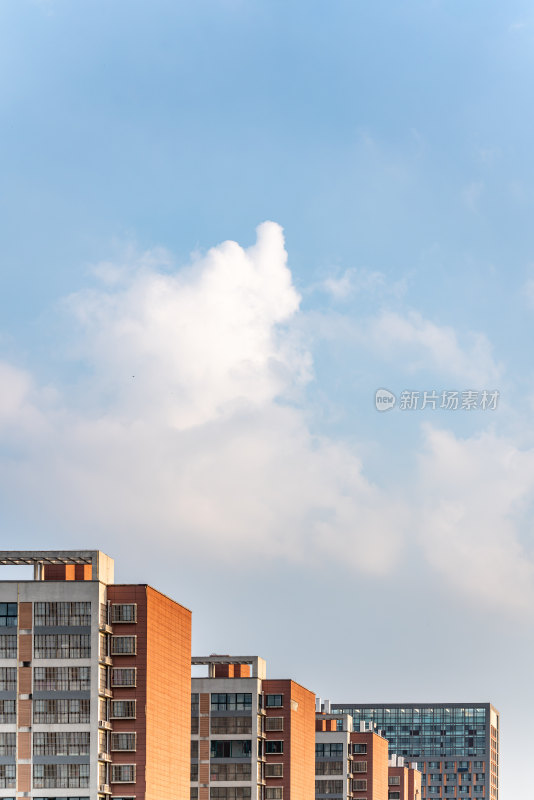 蓝天白云天空下的城市民居建筑景观