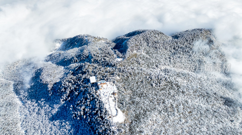 四川成都西岭雪山景区的日月坪航拍特写