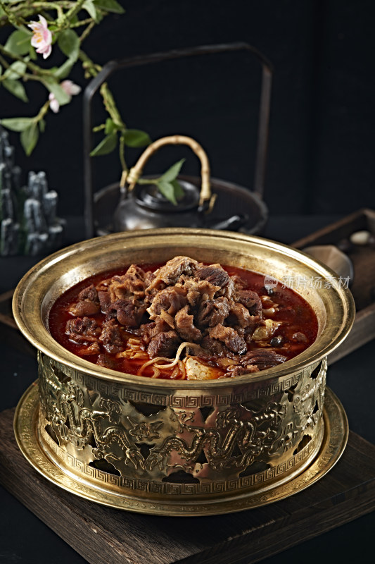 精美铜锅炖煮的红油香辣筋头巴脑