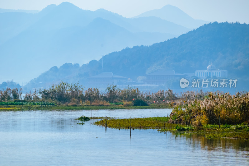 宁波院士中心上俯瞰东钱湖风景