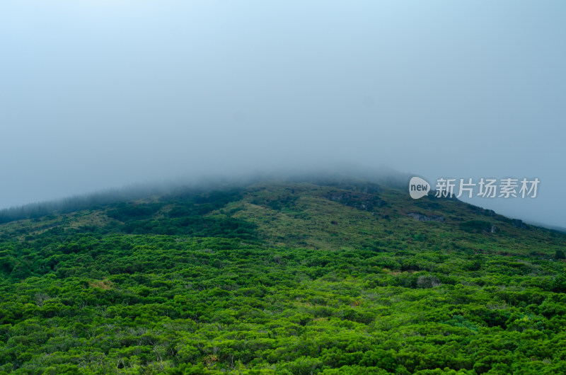 福建省福州平潭岛，雾遮住的大山