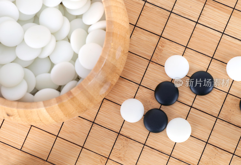 俯视棋盘上的棋子和盒中的棋子