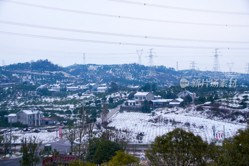 白雪覆盖的宁静山村