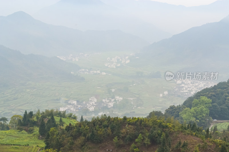 山峰村落农田