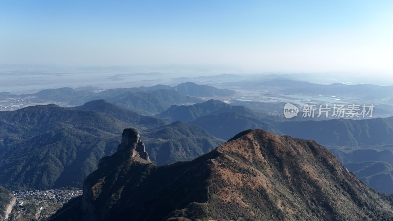 高空俯瞰连绵起伏的山脉景观