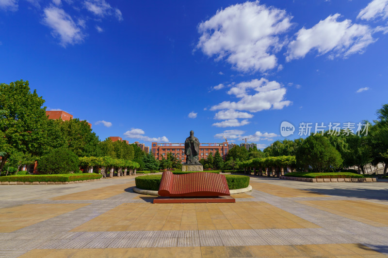 潍坊学院安顺校区广场孔子塑像