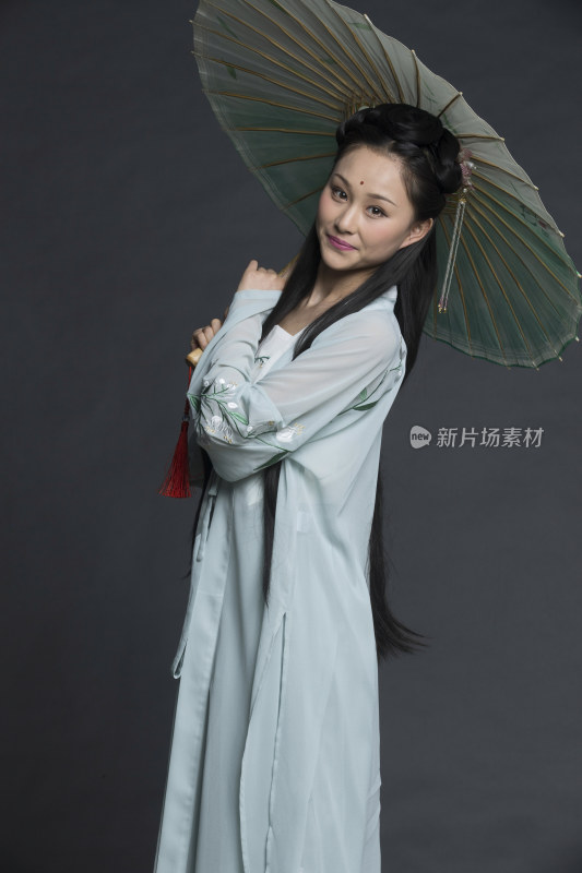 身穿古装的汉服女性人像（汉服影棚拍摄）