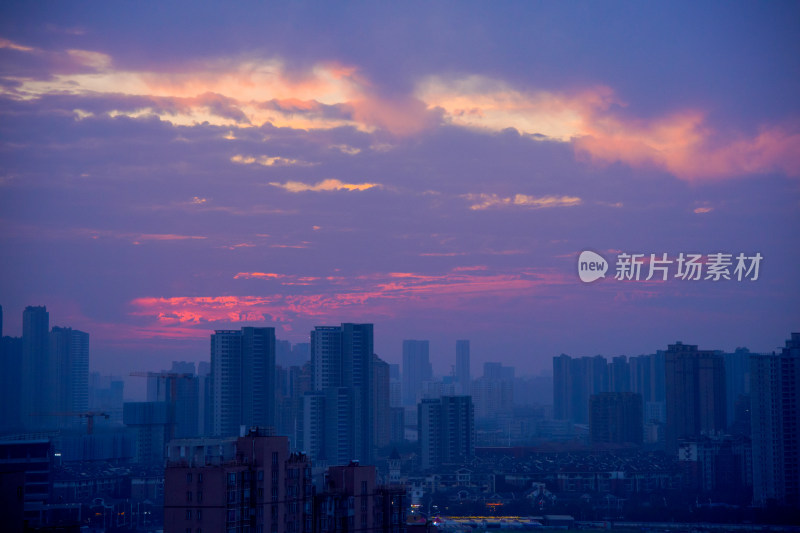 城市高楼在霞光映照下的壮观景象