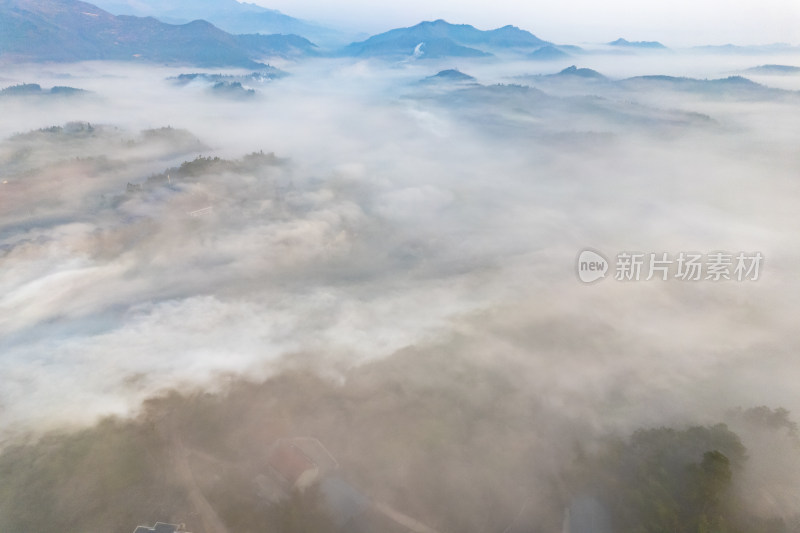 清晨迷雾山川乡村航拍图