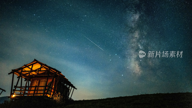 星空下的小木屋夜景