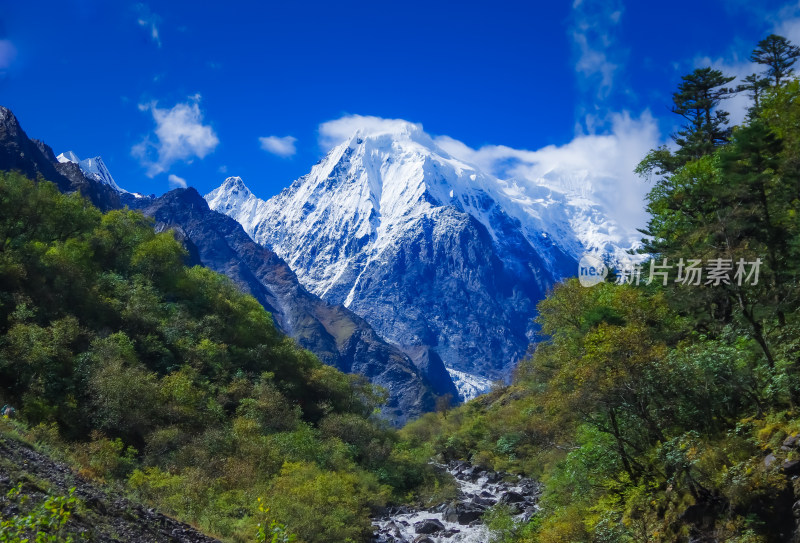 云雾中雪山冰川自然风景