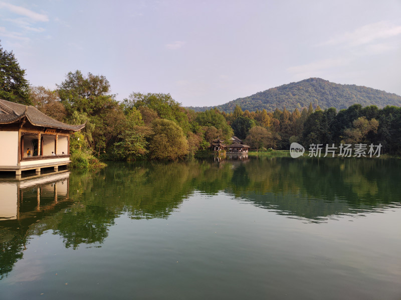 浴鹄湾湖畔中式建筑与山林景观