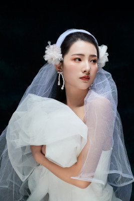 黑色背景下的女性复古婚纱妆面