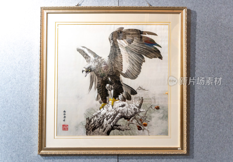 百师园墙上挂饰雄鹰画作