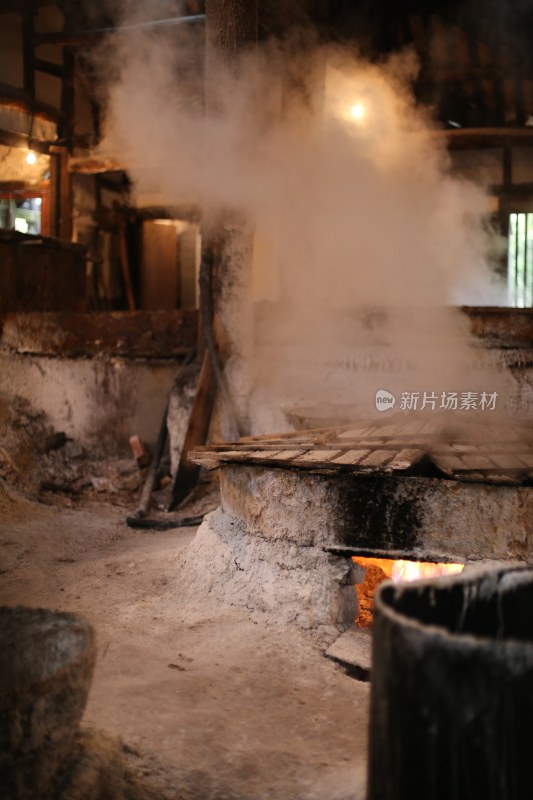 四川自贡燊海井手工制盐作坊内的生产场景