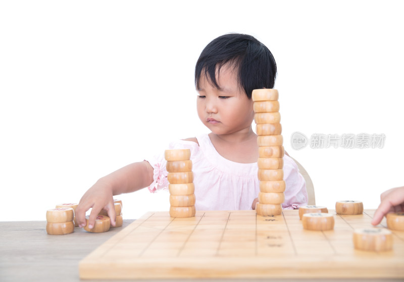 在白背景前的桌子上摞中国象棋棋子