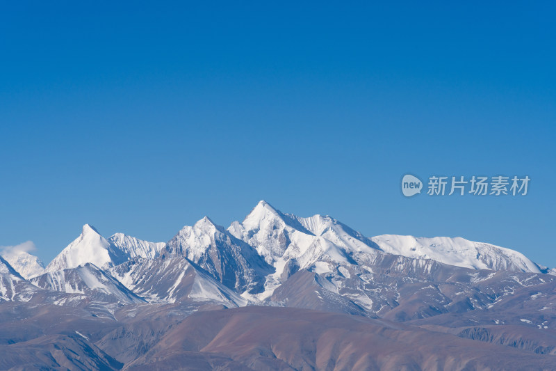 晴朗蓝天下的雪山