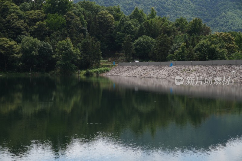 农村水库湖面和树木倒影