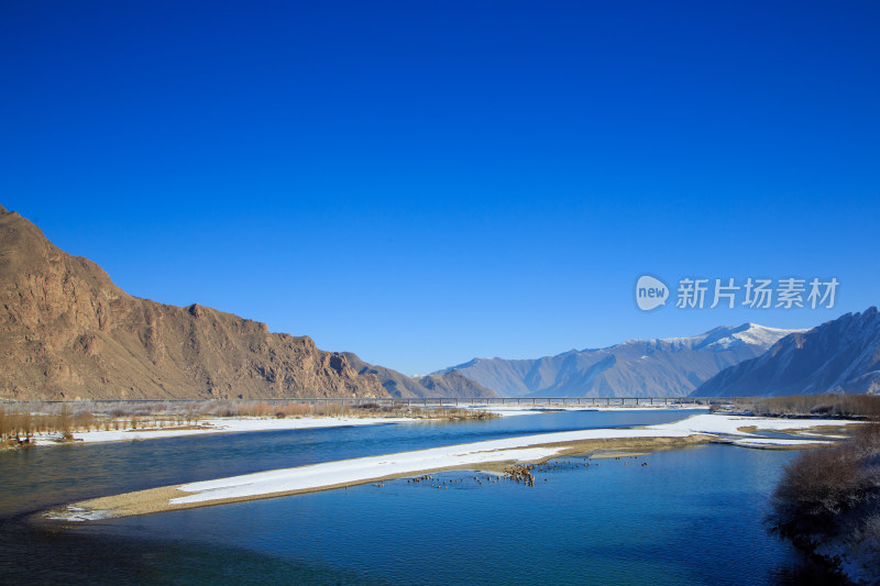 中国西藏冬季拉萨河雪景及拉萨河大桥