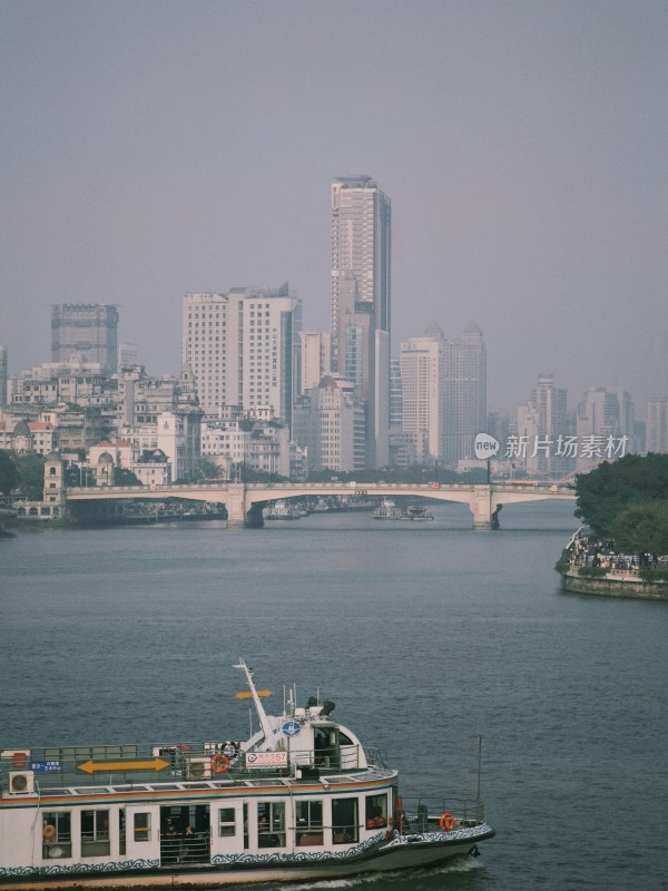 城市河流游船与高楼景观