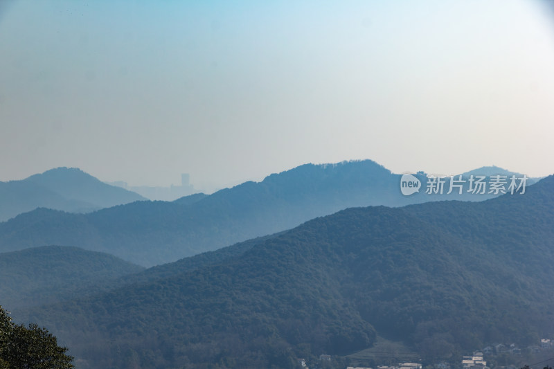 连绵山脉的广阔远景自然景观