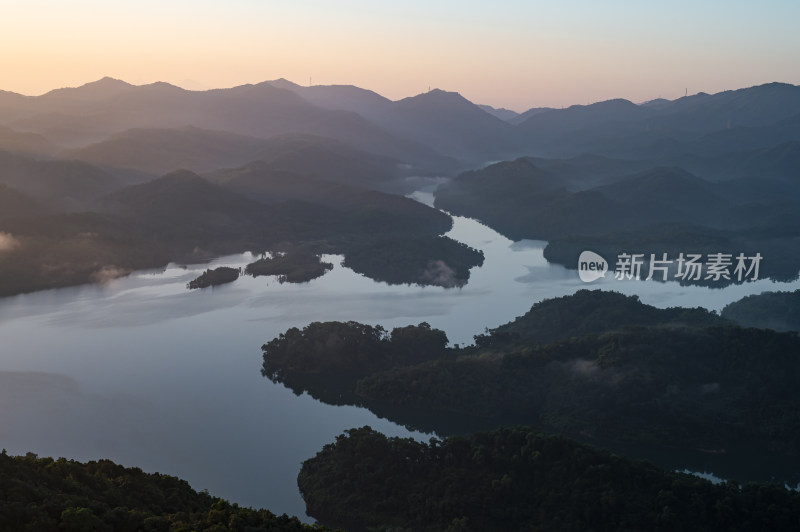 广东中山五桂山狮头山俯瞰长江水库日出风光