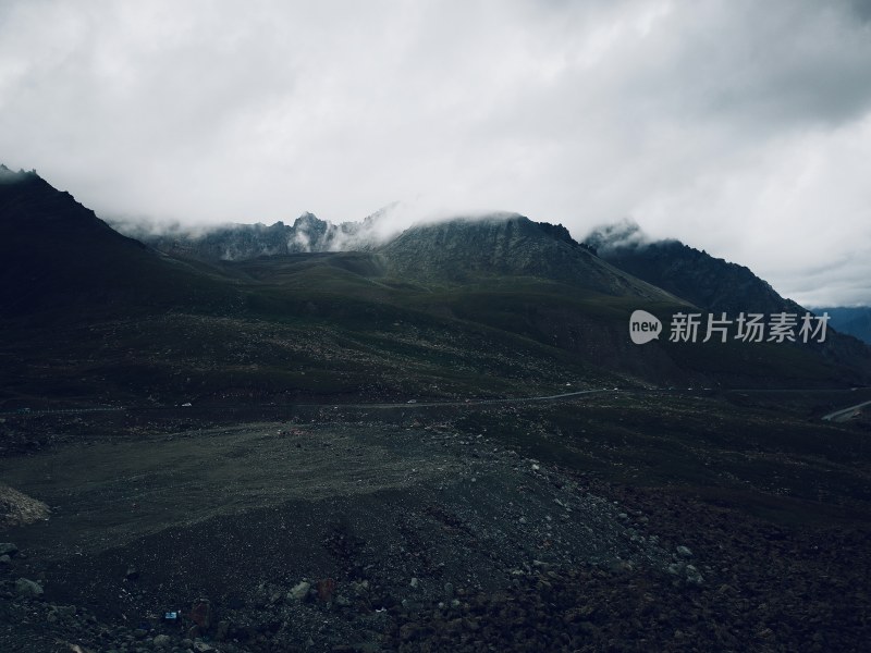 新疆独库公路云雾中的山峰