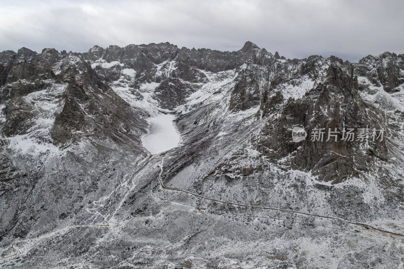 四川阿坝州莲宝叶则冬季雪山巍峨航拍